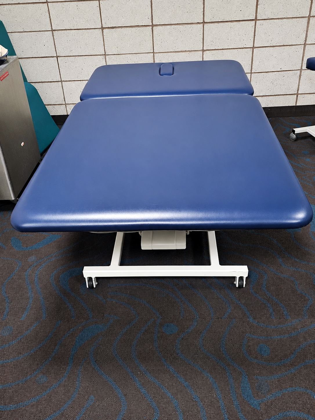 Electric hi-lo mat table